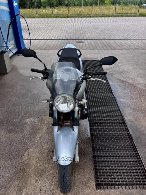 Kawasaki zr750